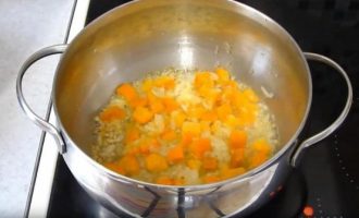 Обжариваем лук с морковкой
