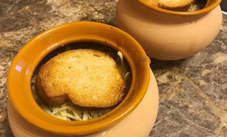 Луковый суп с багетом и сыром