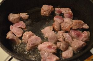 приготовление мяса с шампиньонами