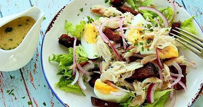 Салат из копченой скумбрии - оригинальные рецепты сытных закусок