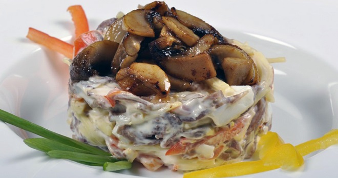 Салат с жареными шампиньонами и курицей - лучшие рецепты вкусного блюда