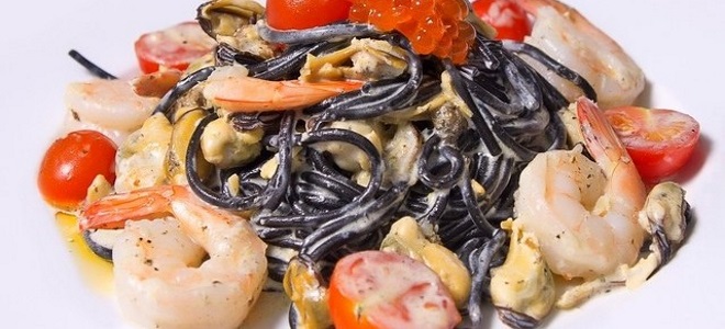 черные спагетти с морепродуктами в сливочном соусе