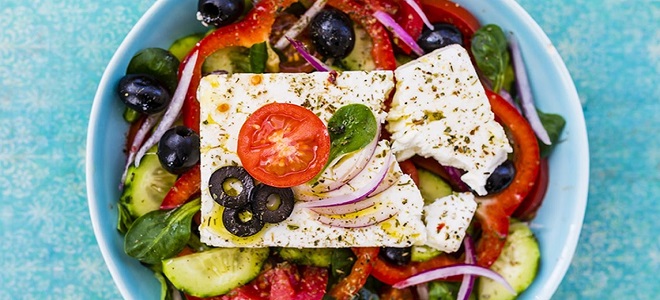 Греческий салат с вялеными помидорами
