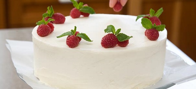 Как украсить торт малиной