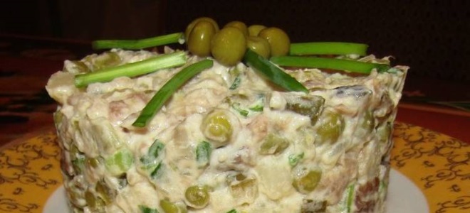 салат с копченой скумбрией и зеленым горошком