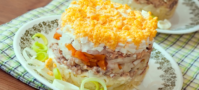 салат с рыбной консервой и рисом