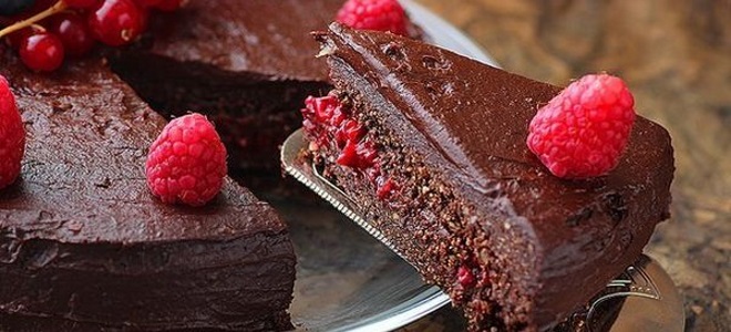 шоколадно малиновый торт