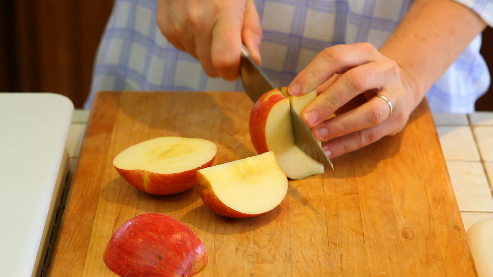Две трети яблока. Разрезанное яблоко. Яблоко разрезанное на дольки. Нарезанные яблоки. Яблоко разрезанное на 4 части.