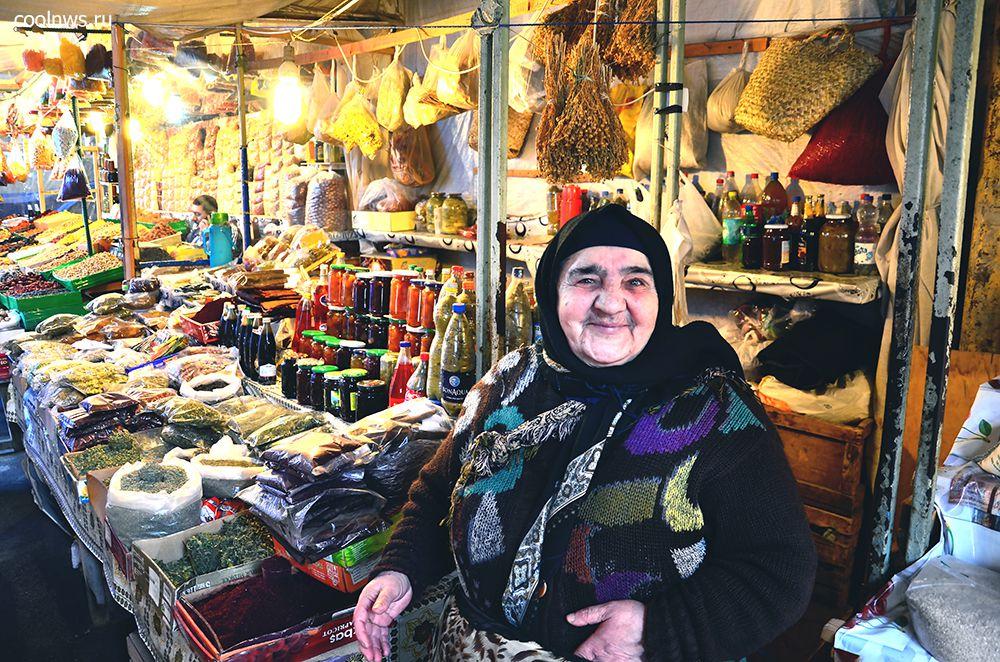 бабушка - продавец специй на рынке в Баку