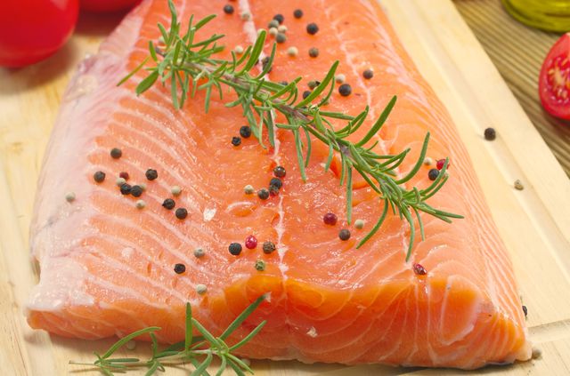 Соленая красная рыба, нежная, ароматная, пикантная, может быть прекрасной закуской, начинкой или самостоятельным блюдом