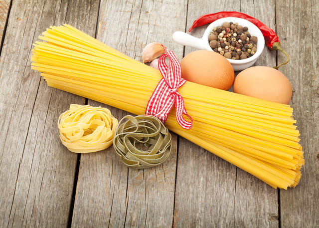 Тонкие спагетти известны в кулинарии как спагеттини, а толстые — как спагеттони