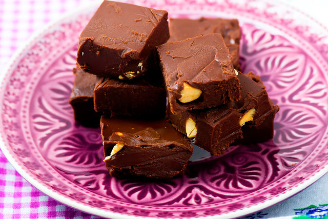 Для самых капризных добавьте в шоколадку ягоды, орехи или сухофрукты