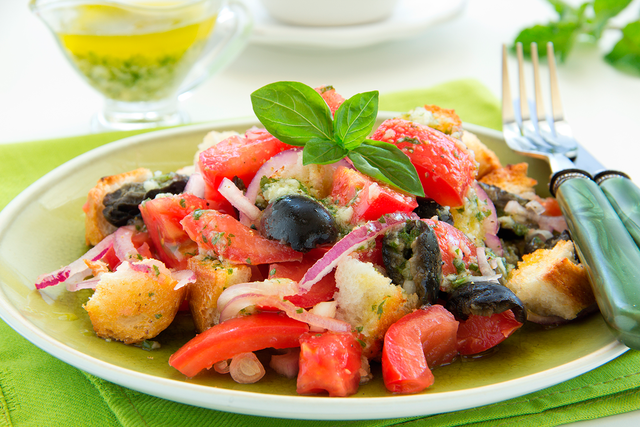 Посыпаем румяными сухариками овощи и украшаем базиликом — сытный салат в тосканском стиле готов