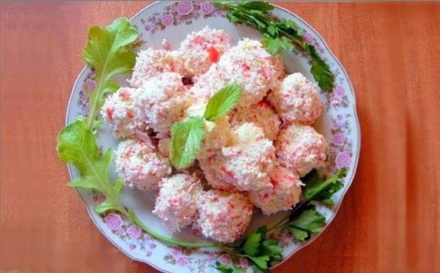 Закуска с яйцом и крабовыми палочками