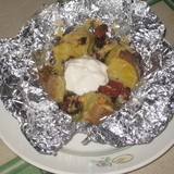 Печеный картофель, фаршированный сырокопченой колбасой, сыром, зеленью и чесноком