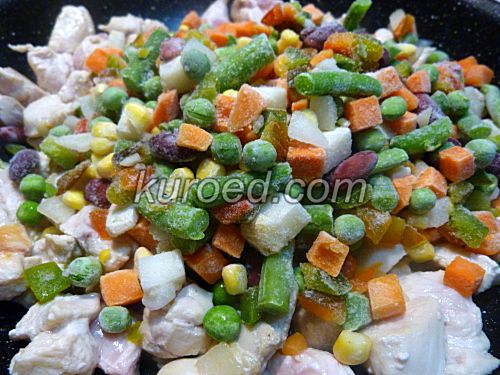 Овощное рагу с курицей и рисом, пошаговое приготовление  - Добавить замороженные овощи