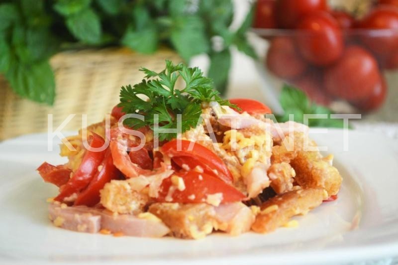 15_салат с ветчиной, сухариками, сыром и помидорами