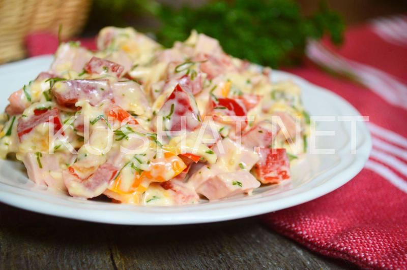 2_салат с колбасой, помидорами, сыром и болгарским перцем