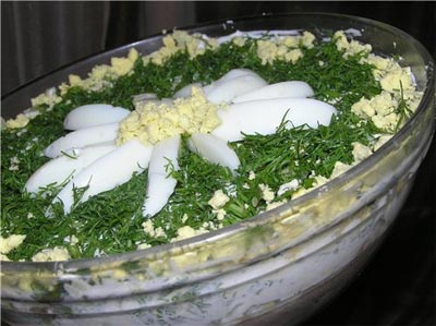 Салат из печени трески с яйцом и овощами