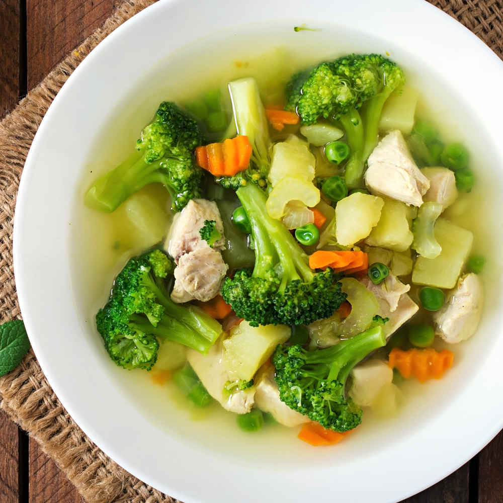 Суп из замороженной курицы. Консоме овощное. Овощной суп. Бульон с овощами. Куриный суп с овощами.