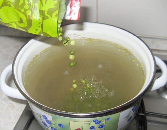 Фото рецепта - Гороховый суп с копченой колбаской - шаг 2