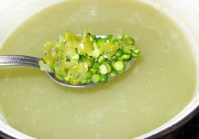 Фото рецепта - Гороховый суп с копченой колбаской - шаг 5