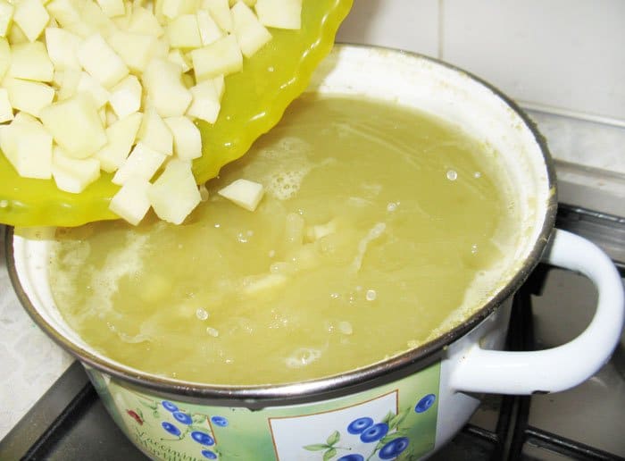 Фото рецепта - Гороховый суп с копченой колбаской - шаг 6