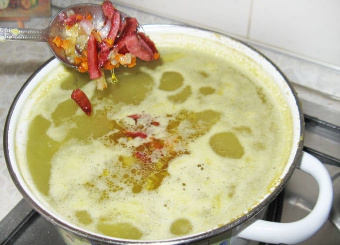 Фото рецепта - Гороховый суп с копченой колбаской - шаг 7