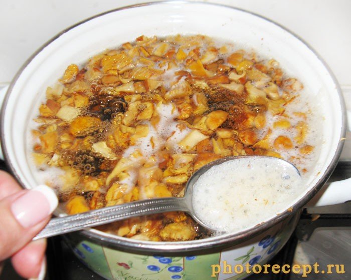 Фото рецепта - Летний суп из лисичек с плавленым сыром - шаг 2