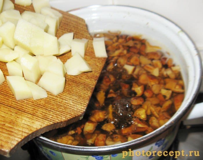 Фото рецепта - Летний суп из лисичек с плавленым сыром - шаг 5