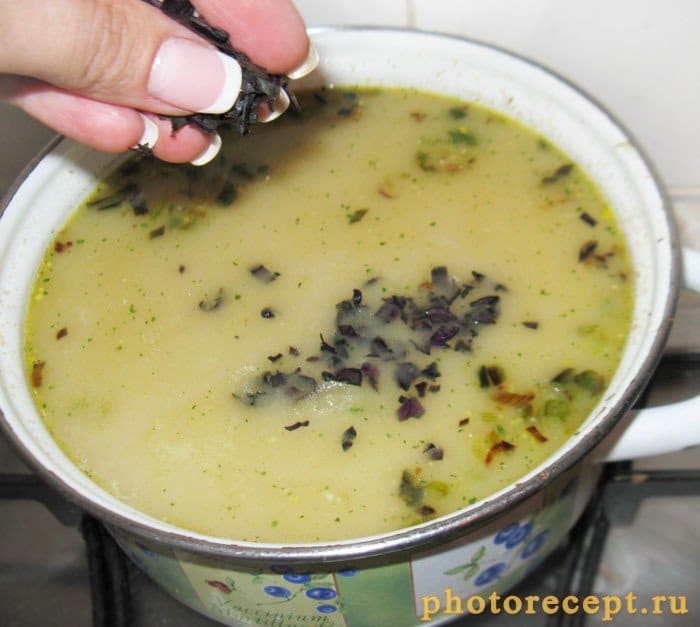 Фото рецепта - Летний суп из лисичек с плавленым сыром - шаг 7