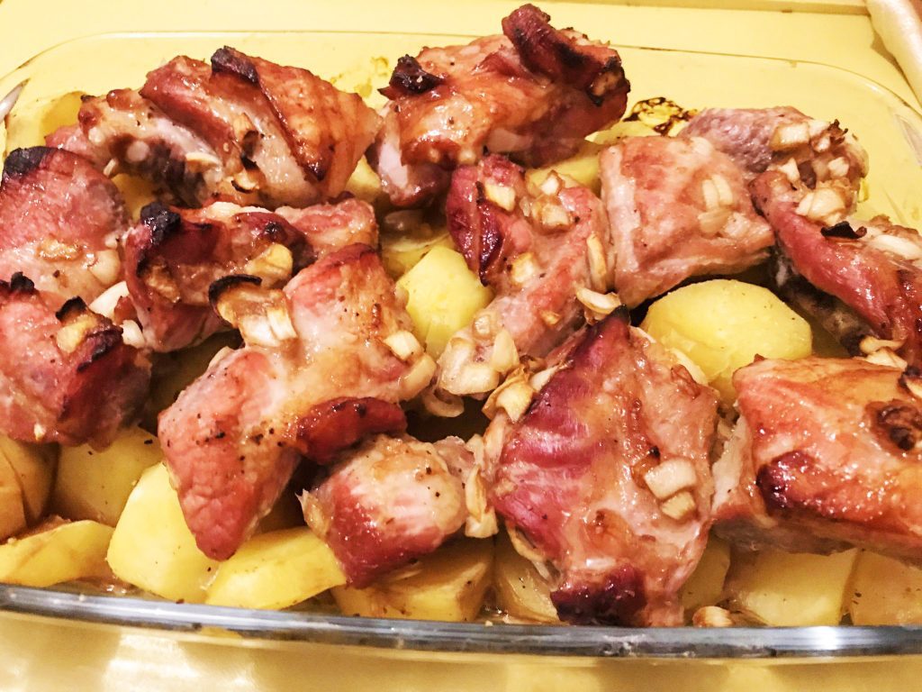 Фото рецепта - Свиные рёбра в медово-соевом соусе с картошкой - шаг 6