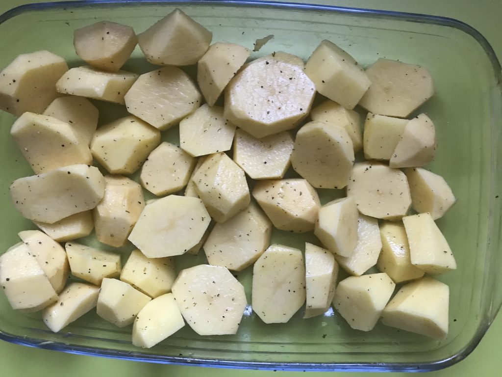 Фото рецепта - Свиные рёбра в медово-соевом соусе с картошкой - шаг 3