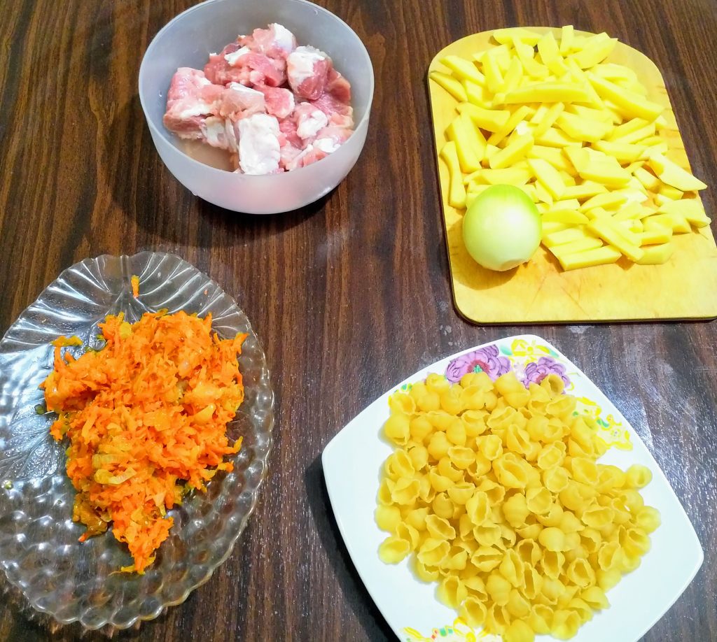Фото рецепта - Суп на свинине с макаронами - шаг 1