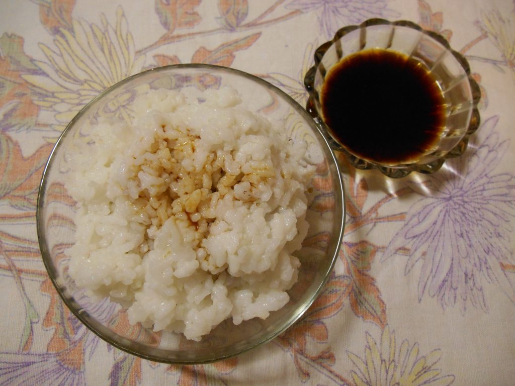 Фото рецепта - Слоёный салат с горбушей, рисом и яйцами - шаг 2