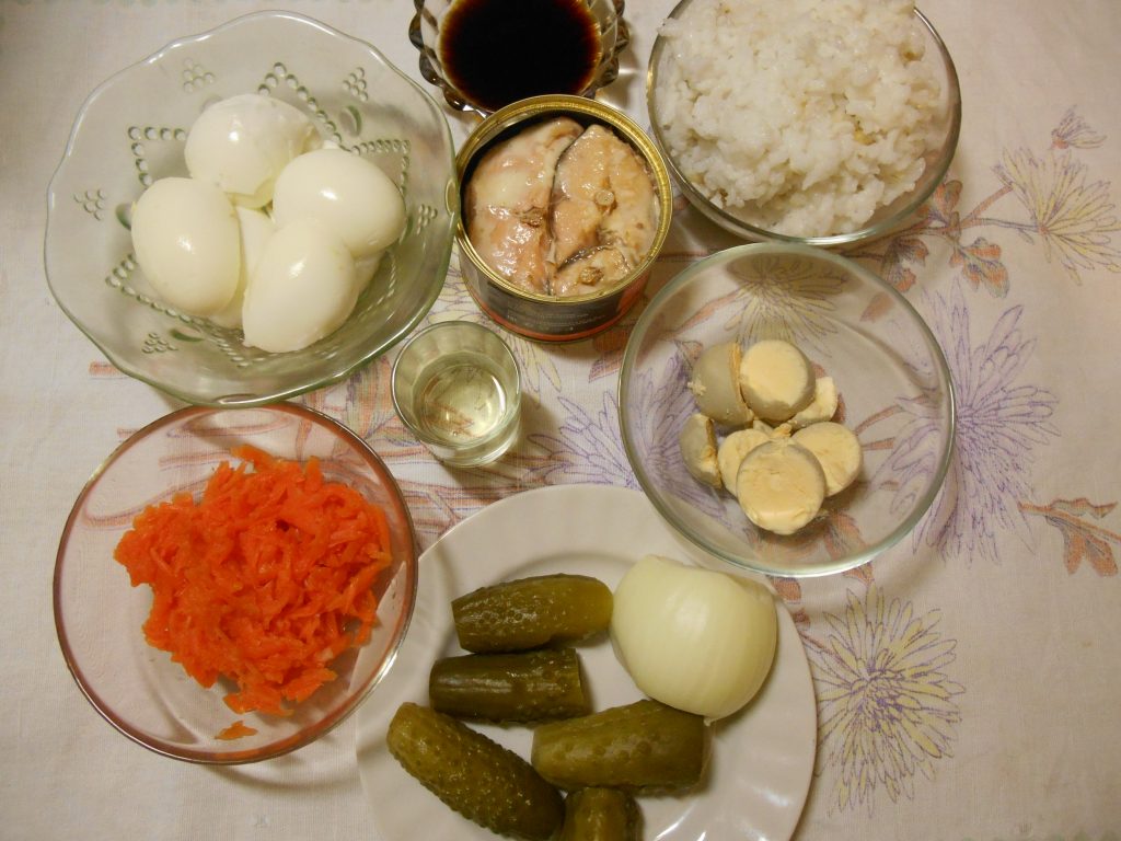Фото рецепта - Слоёный салат с горбушей, рисом и яйцами - шаг 1