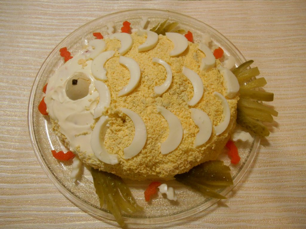 Фото рецепта - Слоёный салат с горбушей, рисом и яйцами - шаг 10