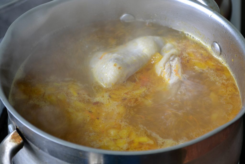 Фото рецепта - Сливочно-сырный суп с вермишелью - шаг 3