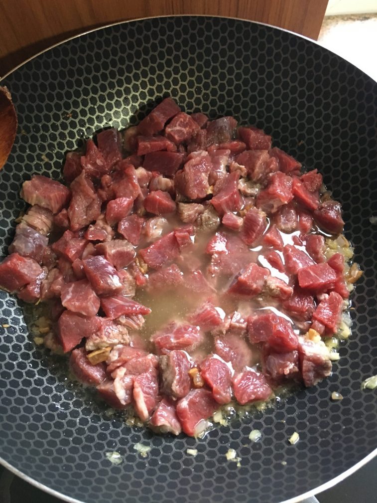 Фото рецепта - Овощное рагу с говядиной на сковороде - шаг 3