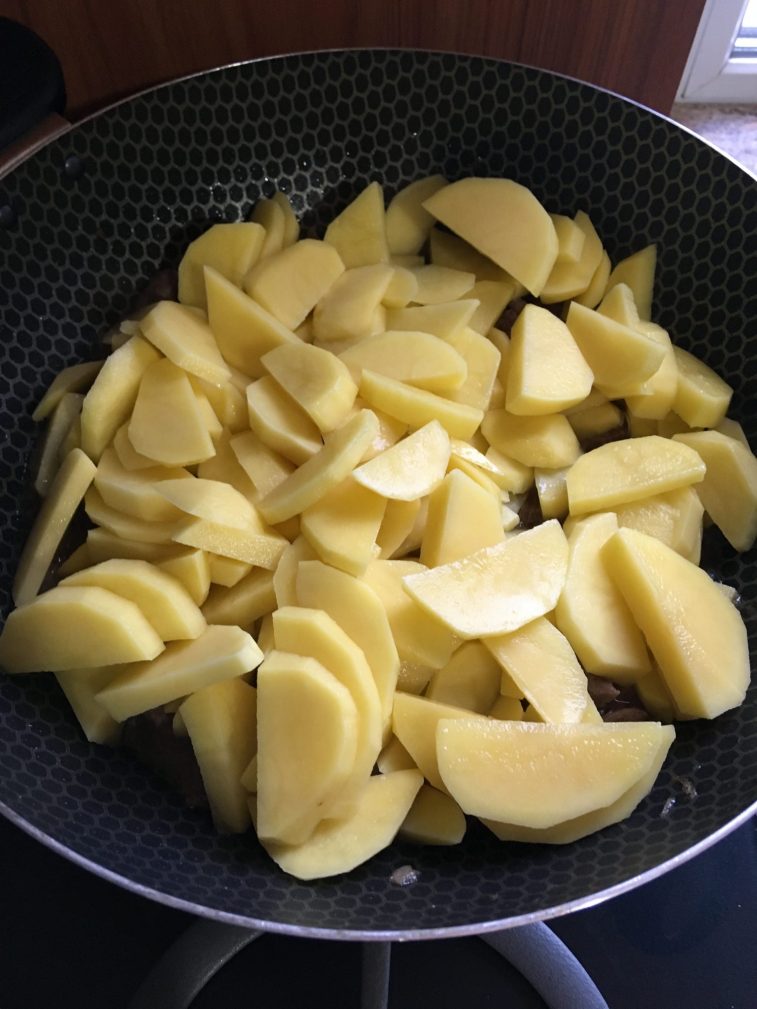 Фото рецепта - Овощное рагу с говядиной на сковороде - шаг 4