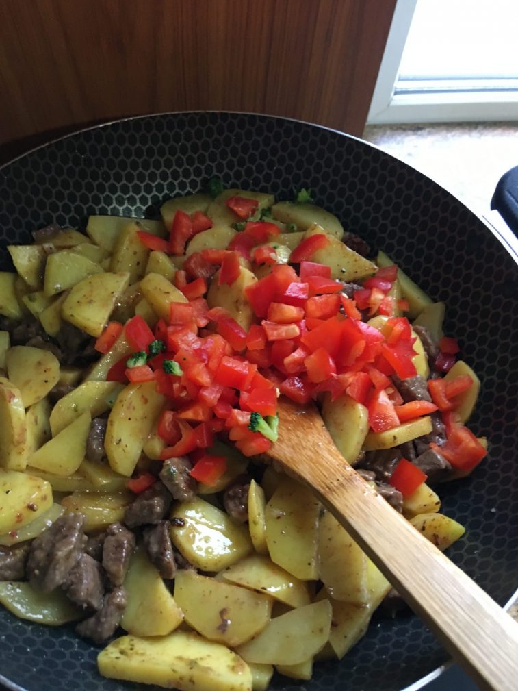 Фото рецепта - Овощное рагу с говядиной на сковороде - шаг 5