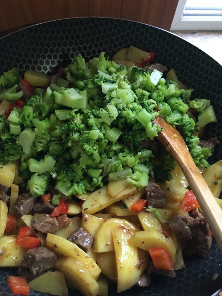 Фото рецепта - Овощное рагу с говядиной на сковороде - шаг 6