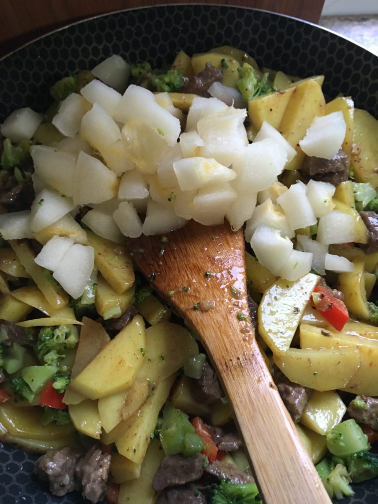 Фото рецепта - Овощное рагу с говядиной на сковороде - шаг 7
