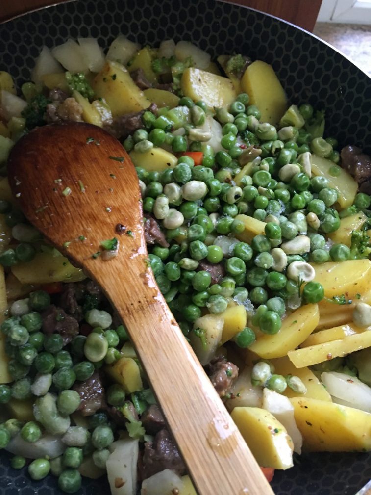 Фото рецепта - Овощное рагу с говядиной на сковороде - шаг 8