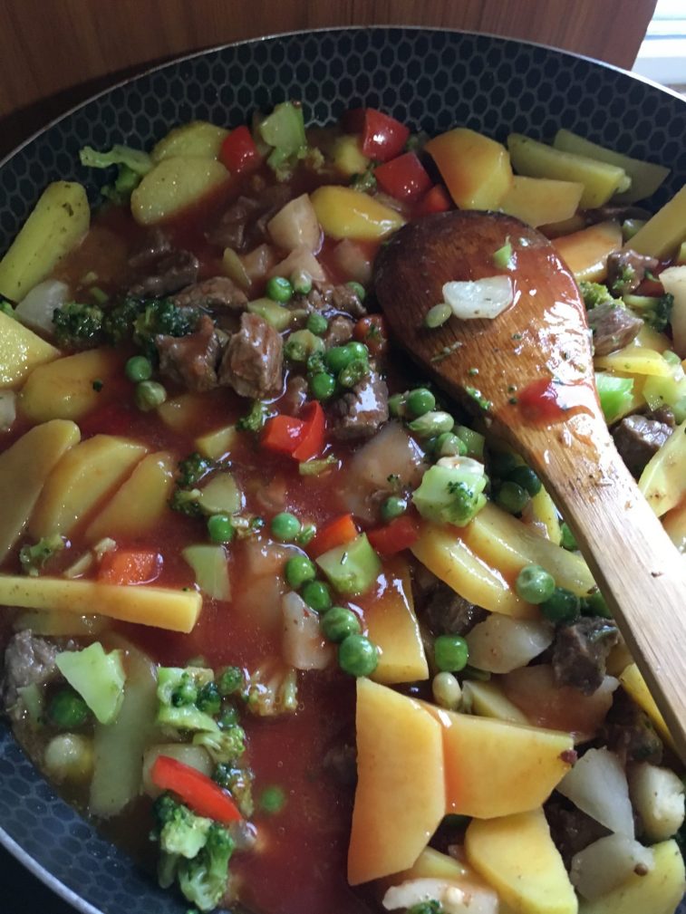 Фото рецепта - Овощное рагу с говядиной на сковороде - шаг 9