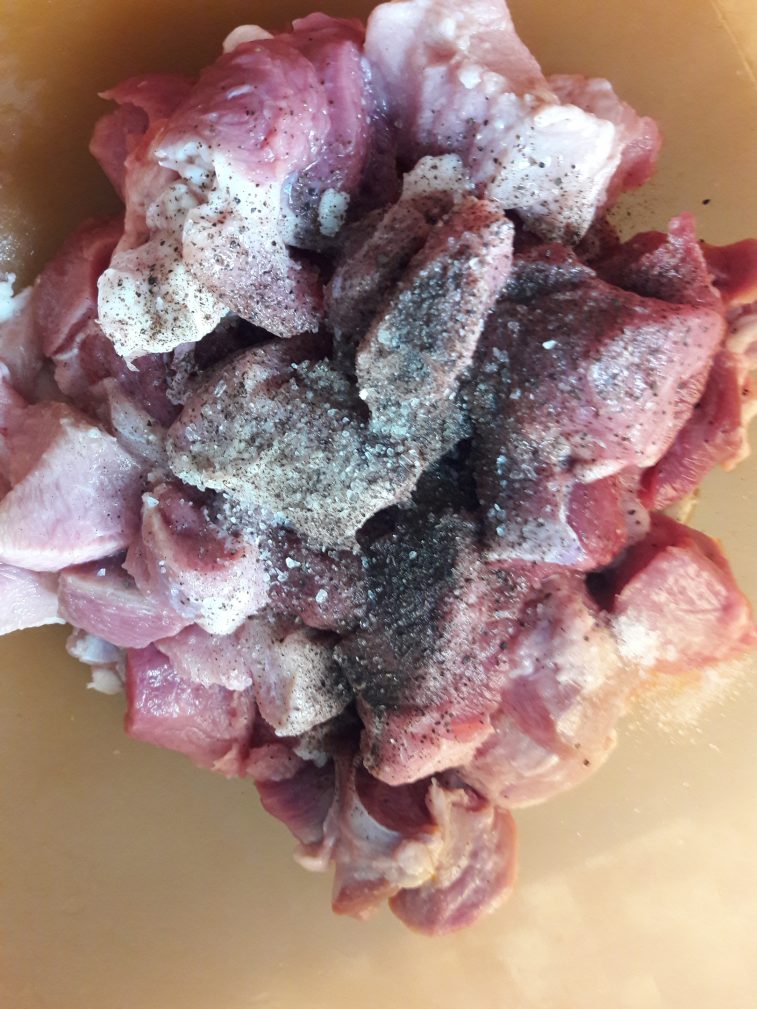 Фото рецепта - Свинина, запеченная с грибами и сыром - шаг 2