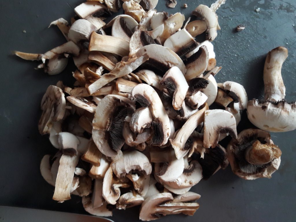 Фото рецепта - Свинина, запеченная с грибами и сыром - шаг 6