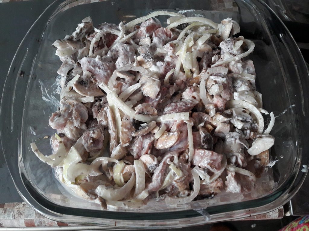 Фото рецепта - Свинина, запеченная с грибами и сыром - шаг 8