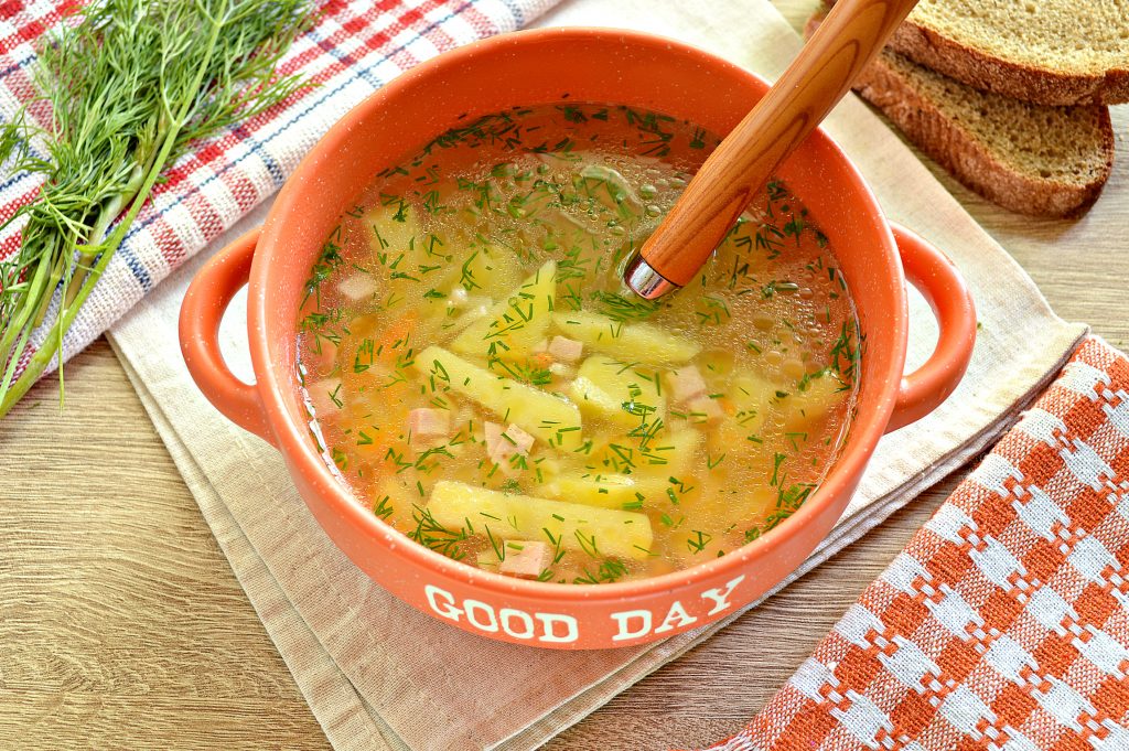 Вкусный суп с колбасой и вермишелью