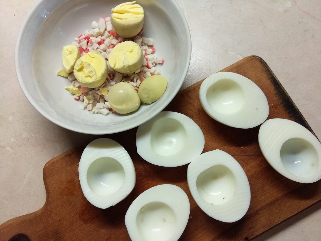 Фото рецепта - Яйца, фаршированные крабовыми палочками - шаг 1